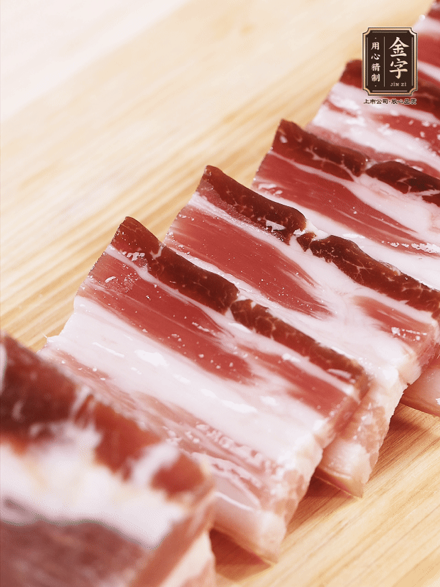 金字淡咸肉切厚片；金字淡咸肉、仔排加蔥姜、料酒焯水3分鐘，溫水洗凈。