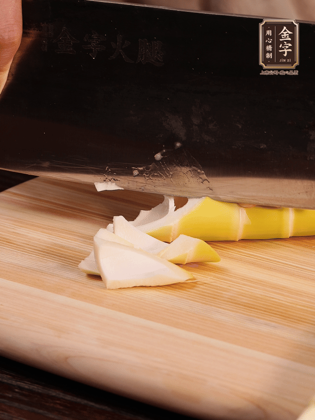 春筍去筍衣切滾刀塊；萵筍去皮切滾刀塊；春筍、百葉結(jié)焯水2分鐘。