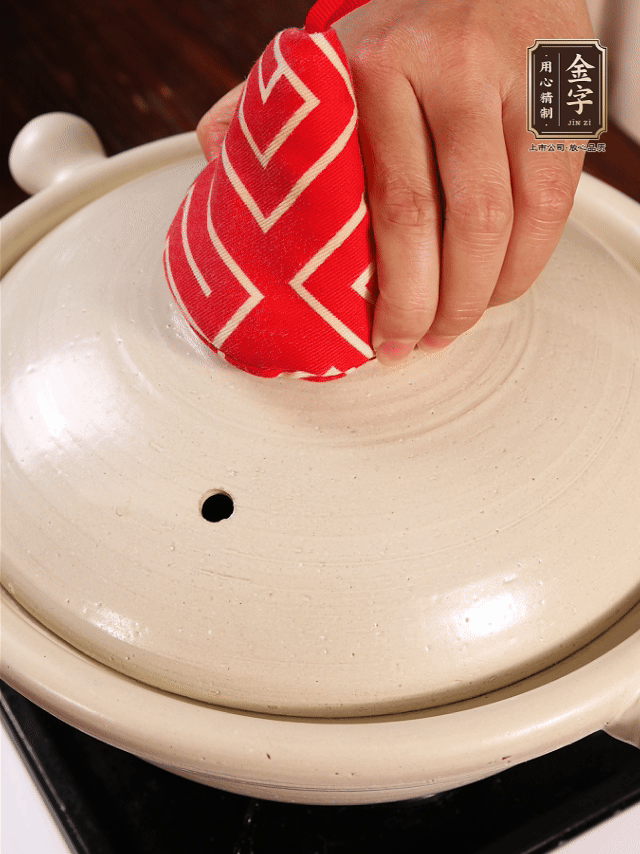 加開水燉煮，水沸后轉(zhuǎn)小火40分鐘。