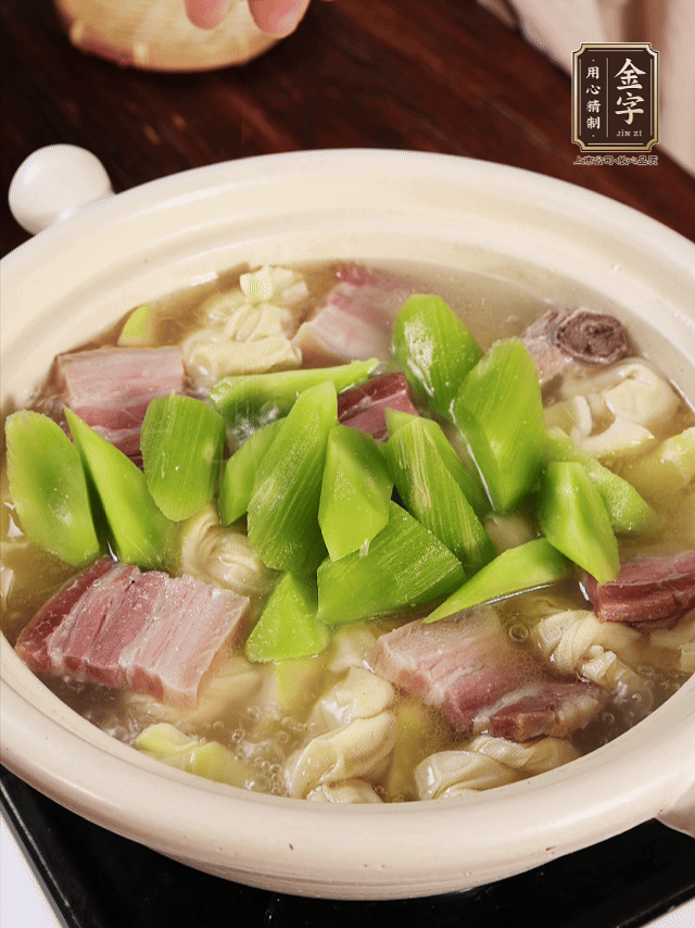 下春筍、百葉結(jié)，繼續(xù)燉15分鐘。最后下萵筍煮3分鐘，少許鹽調(diào)味。