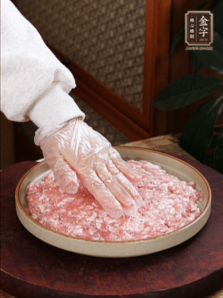 依次鋪肉末，碼入雞蛋豆腐，再鋪上金字香腸。