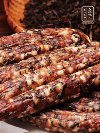 金字土香腸、金字梅干菜香腸、金字醬肉，切片