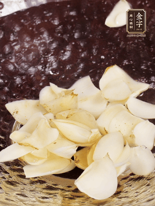 大蒜、生姜、紅蔥頭處理成粒。青辣椒切碎