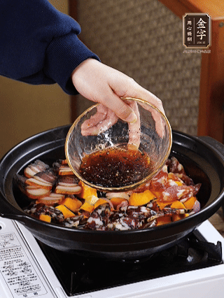 姜、蒜、蔥頭粒煎香，倒入南瓜，煎至兩面焦香