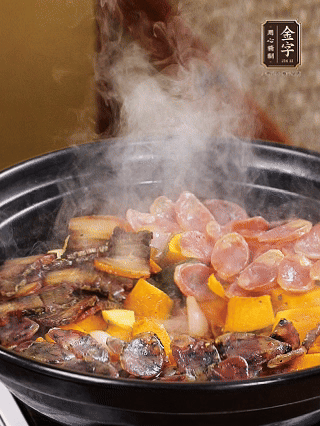 關(guān)火鋪上土香腸、梅干菜香腸、醬肉，加生抽、清水、黑胡椒粉調(diào)成的料汁，中火焗5分鐘