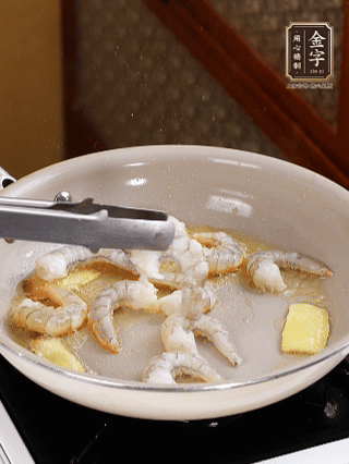 秘制煲仔飯醬油：2勺蒸魚豉油、半小勺糖、1大勺清水攪拌均勻煮1分鐘