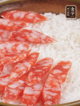 砂鍋加入半勺豬油、半勺花生油抹勻，倒入絲苗米，加水沒過大米一指高，蓋蓋大火煮至水分微干