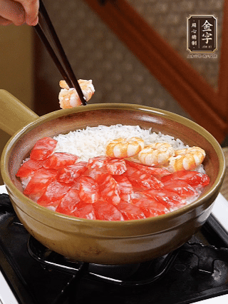 開蓋戳幾個洞均勻受熱，鋪臘腸、蝦仁，蓋蓋小火煮5分